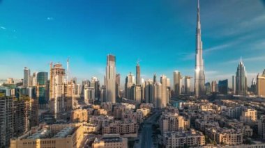 Dubai'de üstten gün doğumu paniramic görünümü sırasında Burj Khalifa ve diğer kuleleri ile Dubai Downtown siluet timelapse