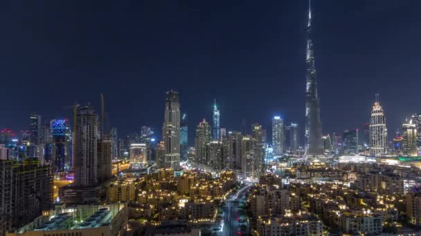 Dubaj centrum se během celé noci časoplachu s Burjem Khalifa a dalšími paniramickým výhledem z vrcholu v Dubaji — Stock video