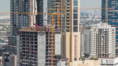 Dubai timelapse büyük vinçler ile yapım aşamasında bir gökdelenhavadan görünümü. Birleşik Arap Emirlikleri