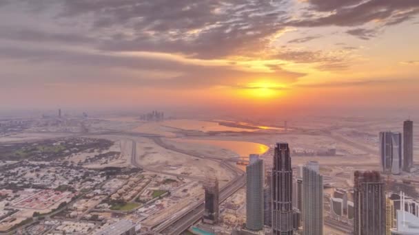 일출 동안 아침 시간 경과에 두바이의 다운타운. 타워와 고층 빌딩이 있는 공중 보기 — 비디오