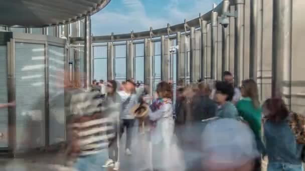 Los turistas se encuentran con el amanecer en la plataforma de observación en el piso 125 de Burj Khalifa torre timelapse — Vídeos de Stock