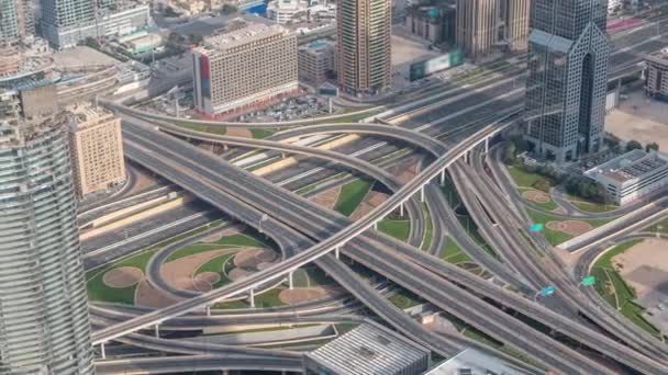 Dubai şehir merkezinde otoyol kavşak havadan sabah görünümü timelapse. — Stok video