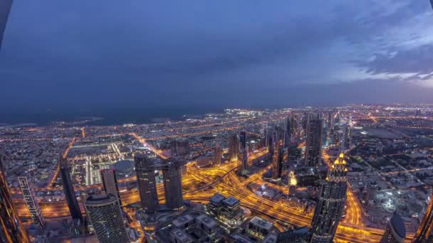 Centro di Dubai notte per giorno timelapse prima dell'alba. Vista aerea con torri e grattacieli — Video Stock