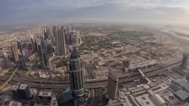 सूर्योदय के बाद सुबह के समयरेखा में दुबई के डाउनटाउन। टॉवरों और स्काईस्क्रैपर के साथ हवाई दृश्य — स्टॉक वीडियो