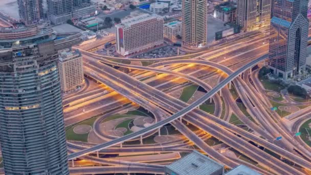 Vista aérea do intercâmbio de rodovias no centro de Dubai, noite a dia timelapse . — Vídeo de Stock