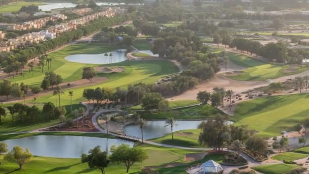 Veduta aerea di ville e case con campo da golf con prato verde e laghi timelapse — Video Stock