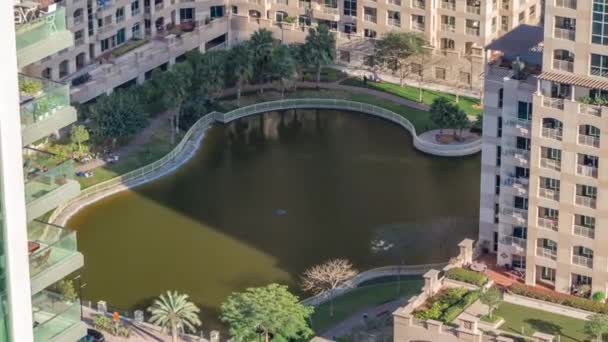 Lago artificial y edificios residenciales en Greens timelapse barrio en Dubai, Emiratos Árabes Unidos — Vídeos de Stock