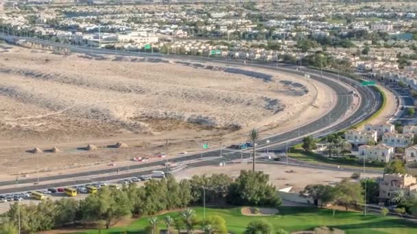 Vista aérea a villas y casas con campo de golf con césped verde y lagos timelapse — Vídeos de Stock