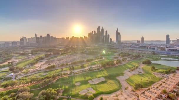 Dubai Marina arranha-céus e campo de golfe sunset timelapse, Dubai, Emirados Árabes Unidos — Vídeo de Stock