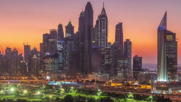 Dubai Marina rascacielos y campo de golf día a noche timelapse, Dubai, Emiratos Árabes Unidos — Vídeo de stock