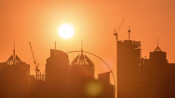 Golf sahası gün batımı timelapse Dubai Marina gökdelenler, Dubai, Birleşik Arap Emirlikleri — Stok video