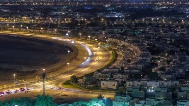 Vista aérea a villas y casas con campo de golf noche timelapse — Vídeos de Stock