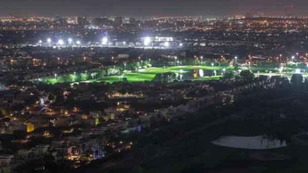 Golf sahası gece zaman aşımına sahip villa ve evlere havadan görünüm — Stok video