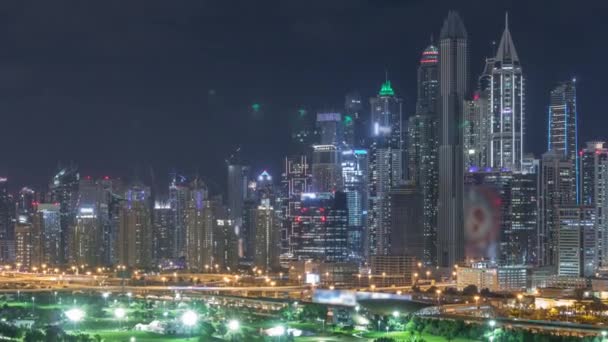 Небоскребы Dubai Marina и ночное поле для гольфа, Дубай, Объединенные Арабские Эмираты — стоковое видео