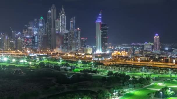 Dubai Marina wolkenkrabbers en golfbaan Night timelapse, Dubai, Verenigde Arabische Emiraten — Stockvideo