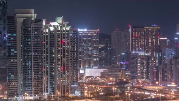 Jumeirah Lake Towers wolkenkrabbers en golfbaan Night timelapse, Dubai, Verenigde Arabische Emiraten — Stockvideo