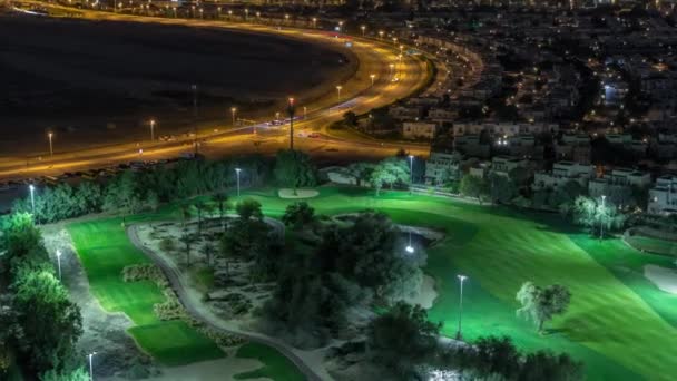 Veduta aerea di ville e case con campo da golf notte timelapse — Video Stock