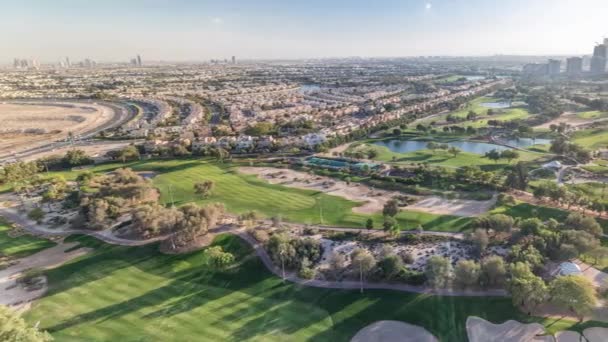 Golf sahası ve Jumeirah göl kuleleri gökdelenler gün batımı timelapse önce,, Dubai, Birleşik Arap Emirlikleri — Stok video