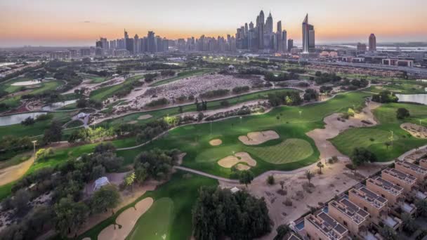 Dubai Marina rascacielos y campo de golf día a noche timelapse, Dubai, Emiratos Árabes Unidos — Vídeos de Stock