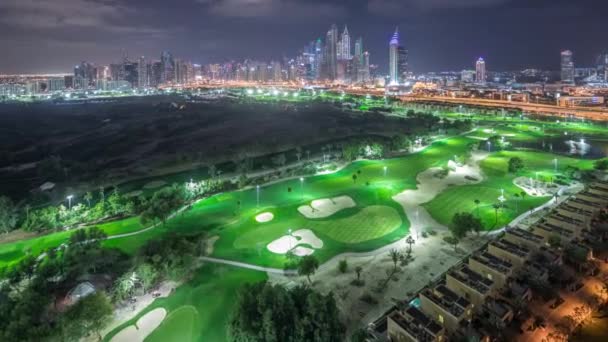 Dubai Marina Wolkenkratzer und Golfplatz Nacht Zeitraffer, Dubai, Vereinigte Arabische Emirate — Stockvideo
