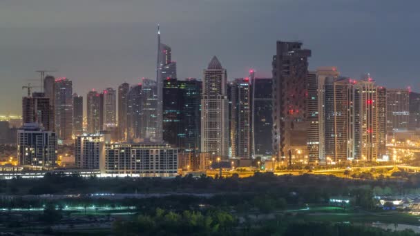 Jumeirah Lake Towers wolkenkrabbers en golfbaan Night to Day timelapse, Dubai, Verenigde Arabische Emiraten — Stockvideo