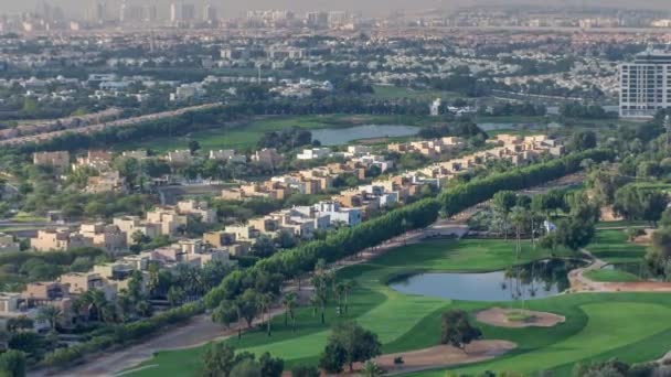 Yeşil çim ve göller timelapse ile Golf sahası ile villa ve evlere havadan görünümü — Stok video