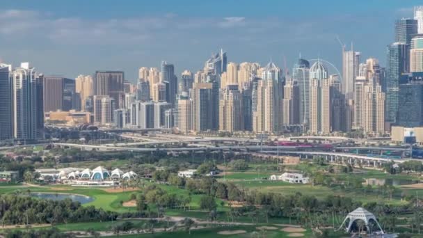 Dubai Marina rascacielos y campo de golf timelapse mañana, Dubai, Emiratos Árabes Unidos — Vídeos de Stock