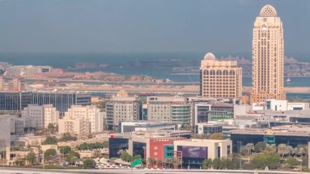 Dubai media city rascacielos y campo de golf timelapse mañana, Dubai, Emiratos Árabes Unidos — Vídeos de Stock