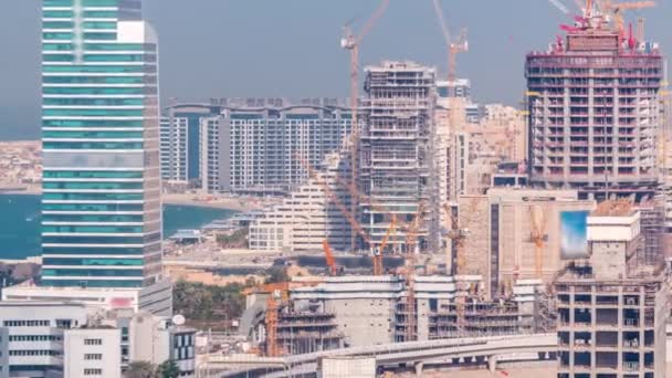 Dubai media city rascacielos y obras de construcción en Palm jumeirah timelapse, Dubai, Emiratos Árabes Unidos — Vídeos de Stock