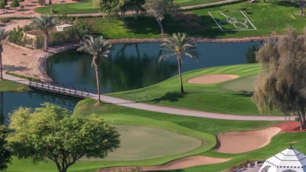 Landschap van groene golfbaan met bomen luchtfoto timelapse. Dubai, Verenigde Arabische Emiraten — Stockvideo