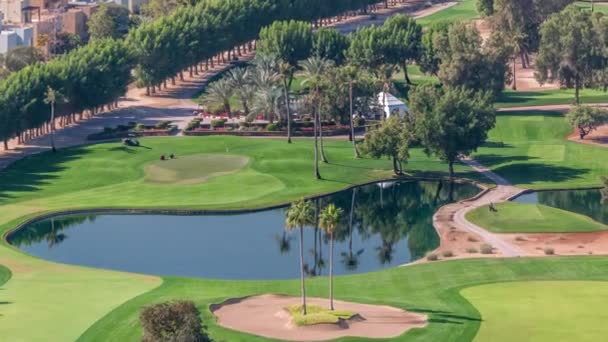 绿色高尔夫球场的风景与树木空中延时。迪拜， 阿联酋 — 图库视频影像