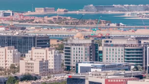 Dubai media city buildings and palm jumeirah on background timelapse, Dubai, Émirats arabes unis — Video