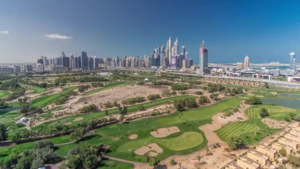 Grattacieli e campo da golf Dubai Marina timelapse, Dubai, Emirati Arabi Uniti — Video Stock