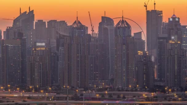 Dubai Marina rascacielos y campo de golf día a noche timelapse, Dubai, Emiratos Árabes Unidos — Vídeo de stock