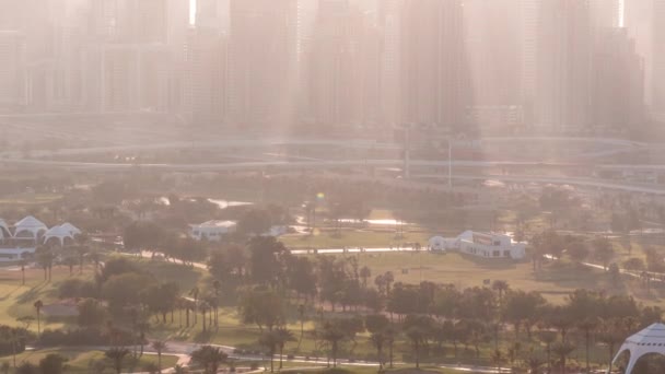 Golfové hřiště a mrakodrapy Dubaje Marina v době před západem slunce, Dubaj, Spojené arabské emiráty — Stock video