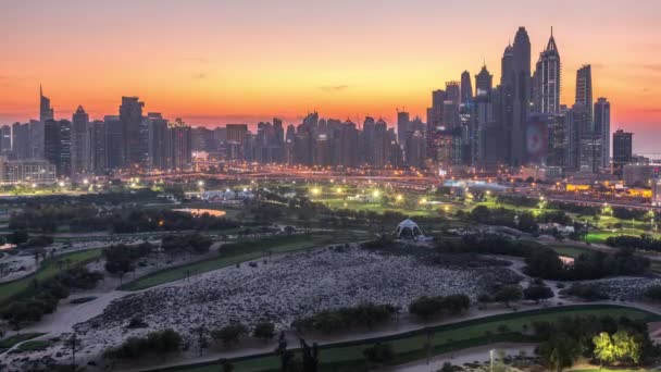 A Dubai Marina felhőkarcolók és a golfpályán éjszakai TimeLapse, Dubai, Egyesült Arab Emírségek — Stock videók