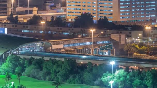 Servicios de la estación de metro tanto el Dubai Internet City y Dubai Media City distritos de Dubai, así como el campo de golf noche timelapse — Vídeos de Stock