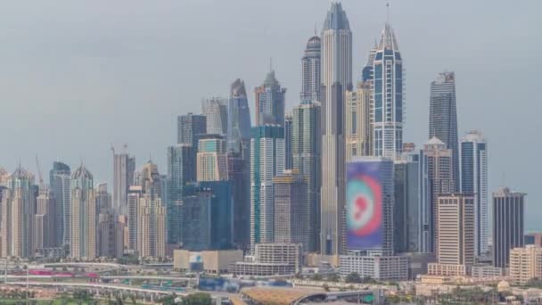 Dubai Marina rascacielos y campo de golf timelapse mañana, Dubai, Emiratos Árabes Unidos — Vídeo de stock