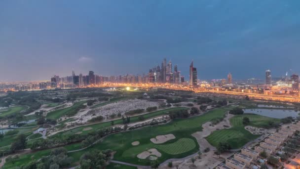 ドバイマリーナの超高層ビルとゴルフコースの夜間から昼間のタイムラプス、ドバイ、アラブ首長国連邦 — ストック動画