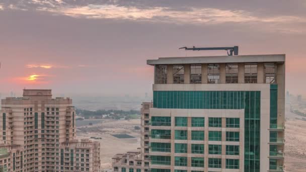 Nascer do sol sobre torres em Greens vista aérea do distrito de topo timelapse . — Vídeo de Stock