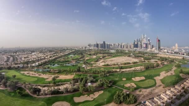 Dubai Marina skyskrapor och golfbana Morning Timelapse, Dubai, Förenade Arabemiraten — Stockvideo