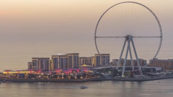 Île Bluewaters à Dubaï timelapse aérien de jour comme de nuit après le coucher du soleil . — Video