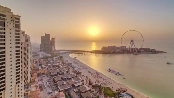 Coucher de soleil front de mer Jumeirah Beach Residence JBR skyline timelapse aérien avec yacht et bateaux — Video