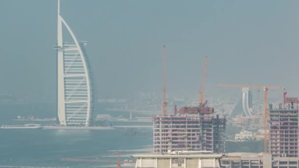 Rascacielos modernos en Jumeirah residencia de playa en Dubai, JBR timelapse aéreo — Vídeos de Stock