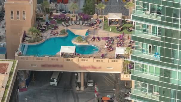 Rıhtıma genel bakış Jumeirah Beach Residence Jbr silueti yat ve tekneler ile havadan timelapse — Stok video