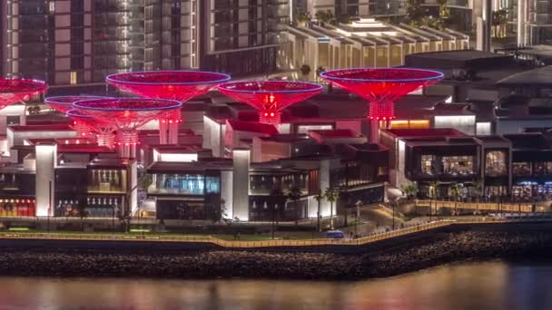 Dubai'deki Bluewaters Adası ışıklı binalarla gece saatlerinde. — Stok video