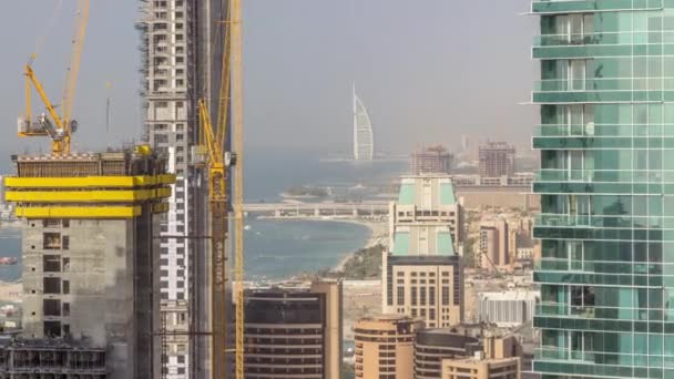 现代摩天大楼在朱美拉海滩住宅在迪拜，Jbr空中延时 — 图库视频影像