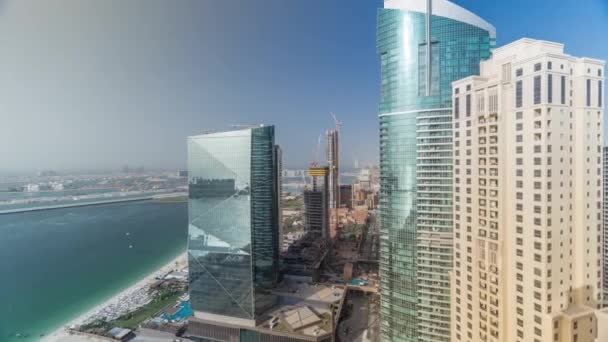 Rascacielos modernos en Jumeirah residencia de playa en Dubai, JBR timelapse aéreo — Vídeo de stock