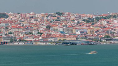 Lizbon Tarihi Merkezi 'nin Panoraması Tagus veya Tejo Nehri' nin güney kıyısından izlendi.