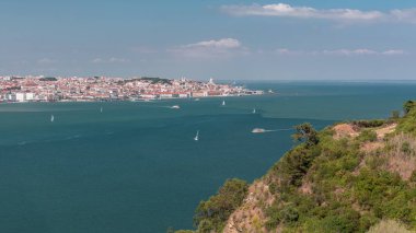 Lizbon Tarihi Merkezi 'nin Panoraması Tagus veya Tejo Nehri' nin güney kıyısından izlendi.